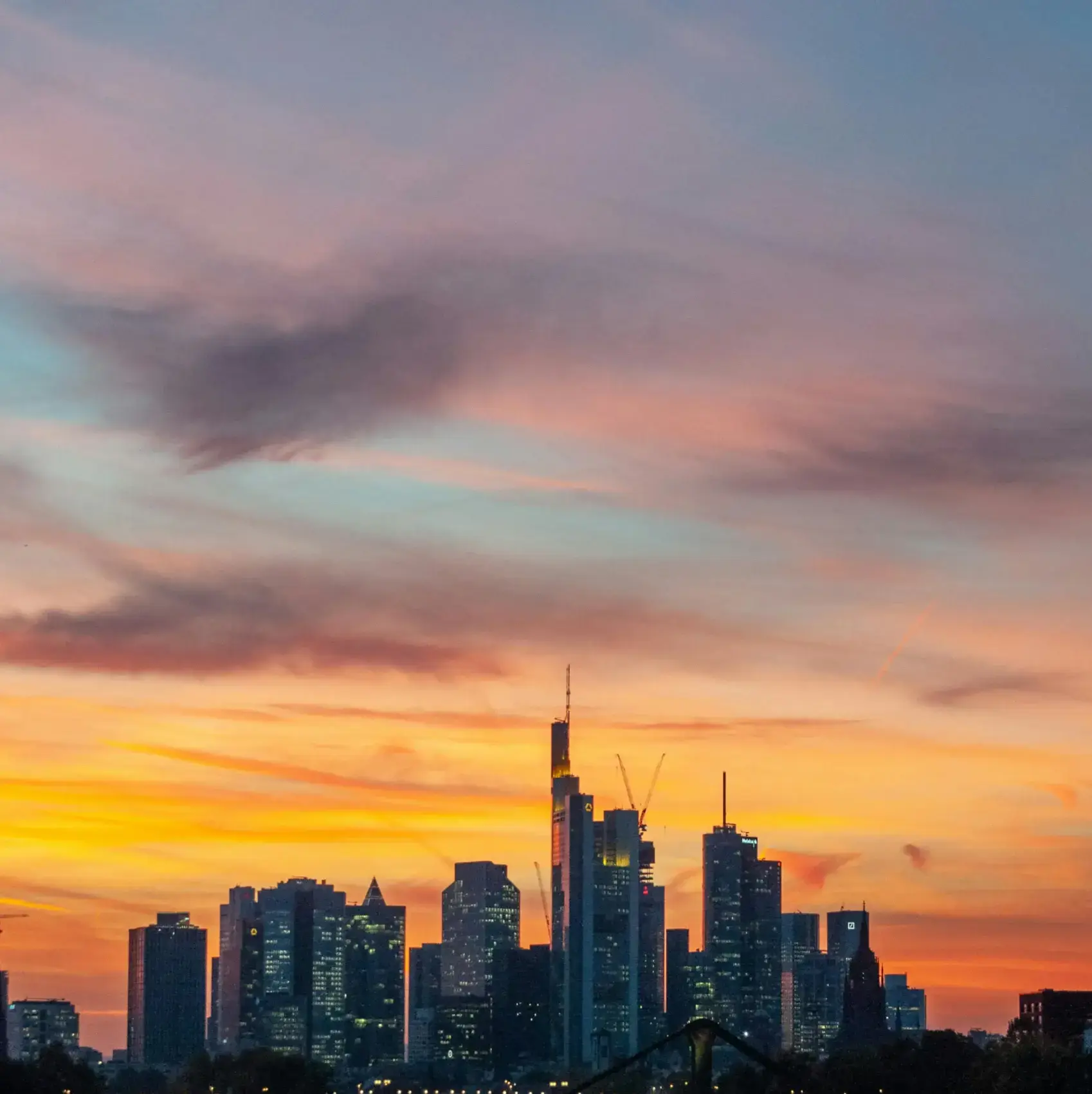 Skyline von Frankfurt am Abend bei Sonnenuntergang