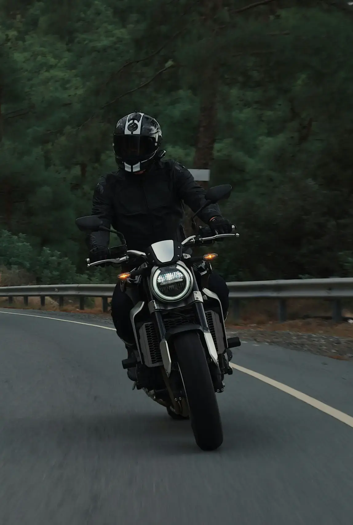 Fahrendes Motorrad auf der Landstraße