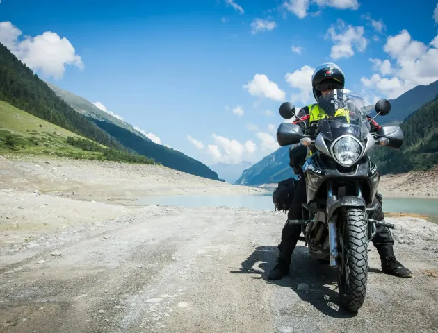 Motorradfahrer im Gelände