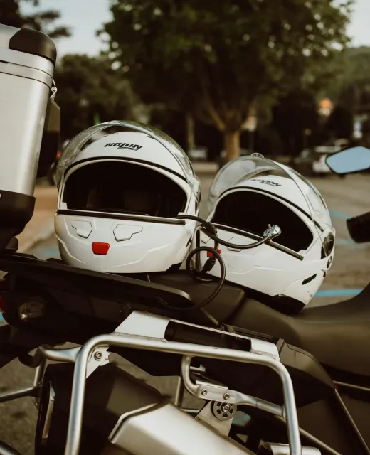 Motorradhelme auf Sitzbank